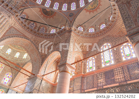 イスタンブール　ブルーモスクの天井の装飾　 132524202