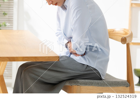 体調が優れない女性 体調が優れない女性 132524319