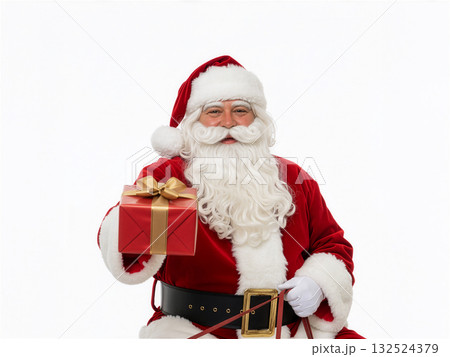 トナカイとそりに乗りプレゼントを届けるサンタクロース トナカイとそりに乗りプレゼントを届けるサンタクロース 132524379