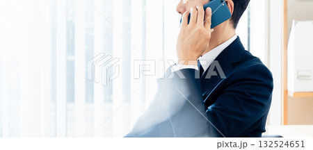 スマホで通話する中高年のビジネスマン スマホで通話する中高年のビジネスマン 132524651