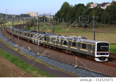 成田線と総武本線が並行する3線区間を行く普通列車 成田線と総武本線が並行する3線区間を行く普通列車 132525071