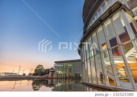 武豊町民会館ゆめたろうプラザの夕景 武豊町民会館ゆめたろうプラザの夕景 132525380