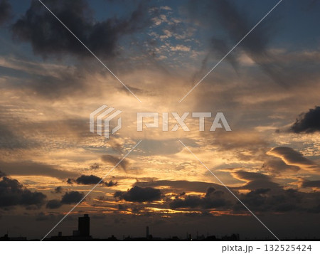 雲の多い夕焼け空 雲の多い夕焼け空 132525424