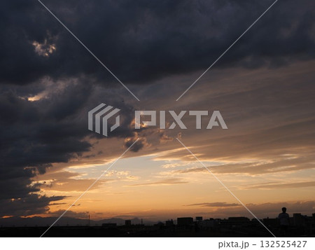 雲の隙間から見える夕焼け空 雲の隙間から見える夕焼け空 132525427
