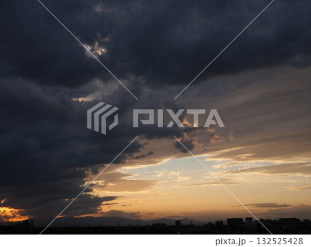 雲の隙間から見える夕焼け空 雲の隙間から見える夕焼け空 132525428