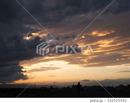 雲の隙間から見える夕焼け空 132525432
