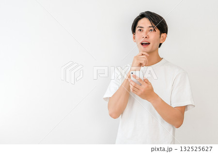 スマホを見てひらめく,驚く若いアジア人男性（アイディア,思いつく,想像,構想,プラン） 132525627