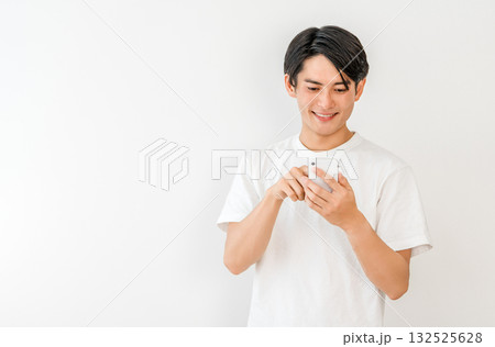 スマホを使う若いアジア人男性（検索・調べる） 132525628
