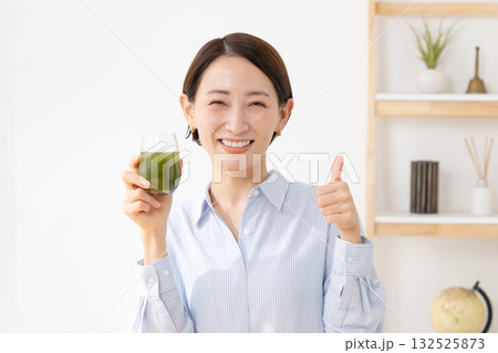 青汁を飲む女性 青汁を飲む女性 132525873