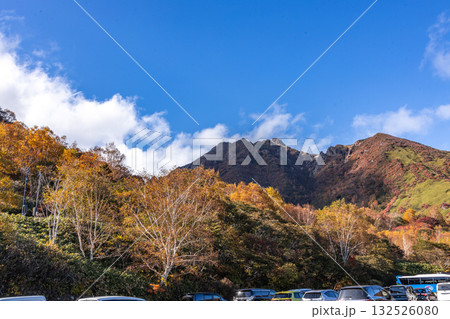 那須岳駐車場からみた色づいた那須岳の景観 132526080