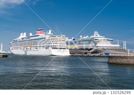 《神奈川県》豪華客船が停泊する大さん橋・山下臨港線プロムナードの眺め 132526299