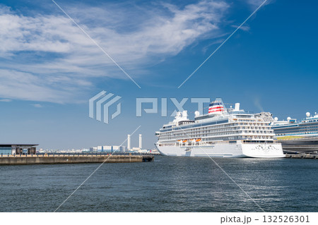 《神奈川県》豪華客船が停泊する大さん橋・山下臨港線プロムナードの眺め 132526301