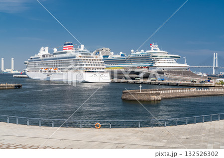 《神奈川県》豪華客船が停泊する大さん橋・山下臨港線プロムナードの眺め 132526302