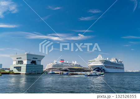 《神奈川県》豪華客船が停泊する大さん橋・山下公園の眺め 132526355