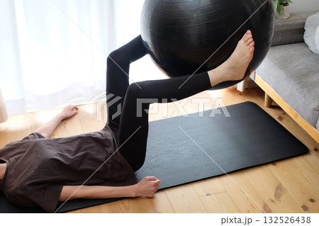 バランスボールで鍛えている女性 132526438