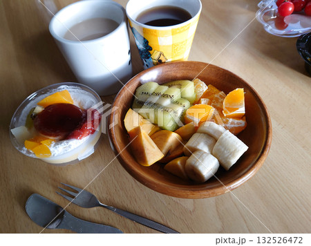 旬のフルーツをふんだんに使ったフルーツパフェ(プリンアラモード仕立て)のスィーツセットの一例 132526472