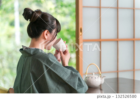 旅館,温泉旅館の和室,お座敷でお茶を飲む若いアジア人女性 132526580