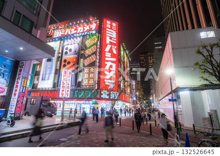 《東京都》新宿西口・ネオン輝く歓楽街 132526645