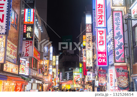 《東京都》新宿西口・ネオン輝く歓楽街 《東京都》新宿西口・ネオン輝く歓楽街 132526654