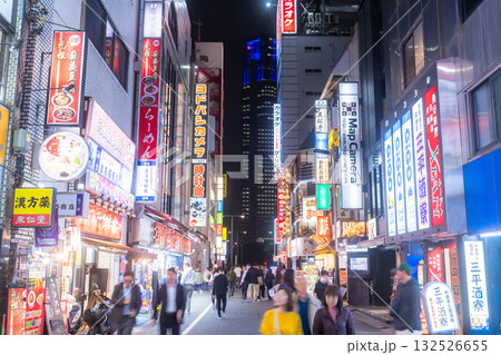 《東京都》新宿西口・ネオン輝く歓楽街 《東京都》新宿西口・ネオン輝く歓楽街 132526655