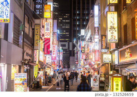 《東京都》新宿西口・ネオン輝く歓楽街 《東京都》新宿西口・ネオン輝く歓楽街 132526659