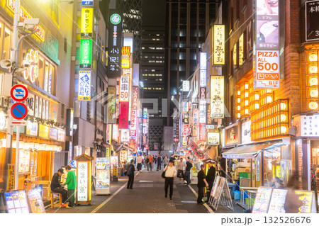 《東京都》新宿西口・ネオン輝く歓楽街 《東京都》新宿西口・ネオン輝く歓楽街 132526676