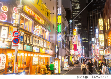 《東京都》新宿西口・ネオン輝く歓楽街 132526677