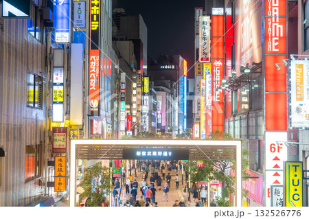 《東京都》新宿武蔵野通り・夜の繁華街 132526776