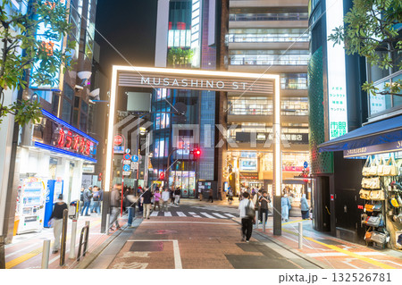 《東京都》新宿武蔵野通り・夜の繁華街 132526781