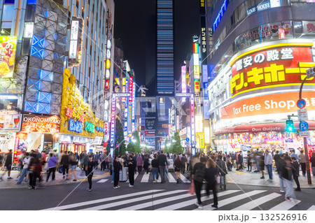 《東京都》ネオン街の夜景・新宿歌舞伎町 《東京都》ネオン街の夜景・新宿歌舞伎町 132526916