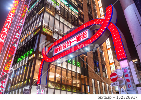 《東京都》ネオン街の夜景・新宿歌舞伎町 132526917