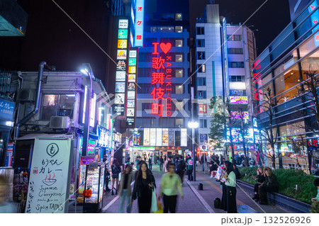 《東京都》ネオン街の夜景・新宿歌舞伎町 132526926