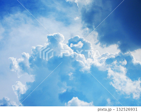 青空と白雲の美しい風景 132526931