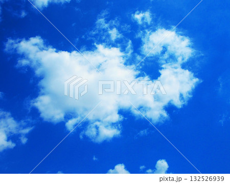 青空と白雲の美しい風景 青空と白雲の美しい風景 132526939