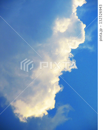 青空と白雲の美しい風景 132526943