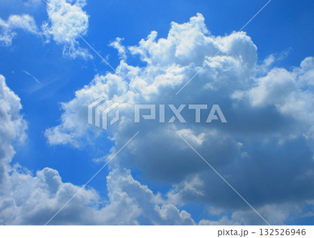 青空と白雲の美しい風景 132526946