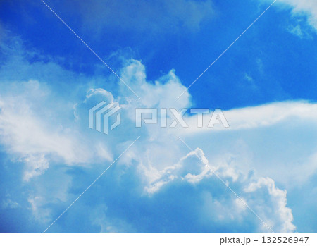 青空と白雲の美しい風景 132526947