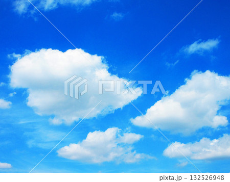 青空と白雲の美しい風景 132526948