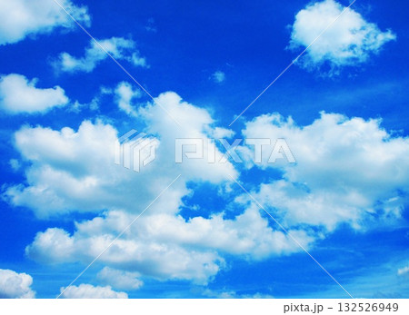 青空と白雲の美しい風景 132526949