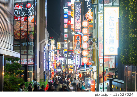 《東京都》ネオン街の夜景・新宿歌舞伎町 132527024