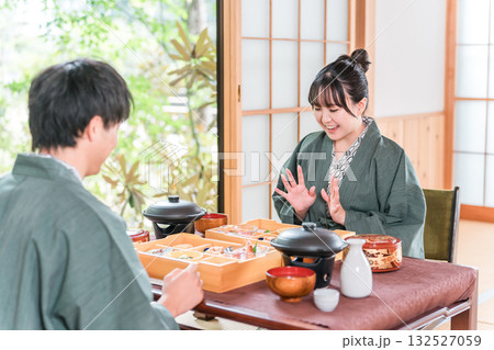 旅館で会席料理・食事を楽しむ夫婦・カップル（グルメ・部屋食・懐石料理・御膳・贅沢） 132527059
