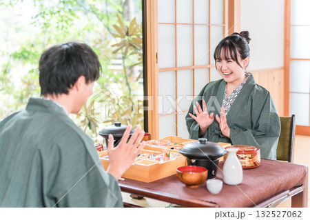 旅館で会席料理・食事を楽しむ夫婦・カップル(グルメ・部屋食・懐石料理・御膳・贅沢) 旅館で会席料理・食事を楽しむ夫婦・カップル(グルメ・部屋食・懐石料理・御膳・贅沢) 132527062