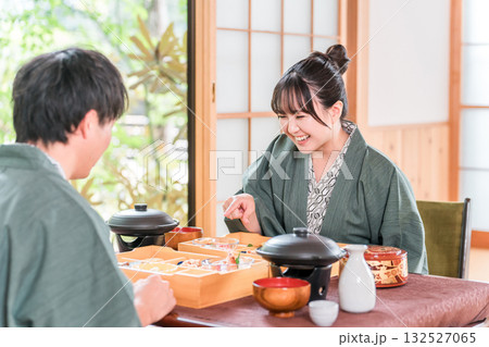 旅館で会席料理・食事を楽しむ夫婦・カップル（グルメ・部屋食・懐石料理・御膳・贅沢） 132527065