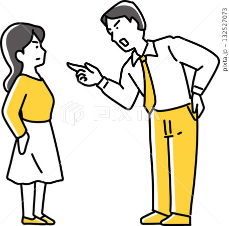 注意する男性社員を睨む女性 132527073