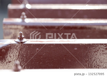 雨が降った後の古い一軒家にあるガレージのトタン屋根 132527095