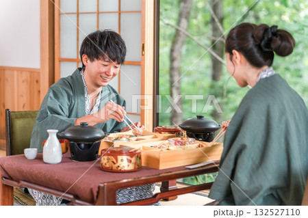 旅館で会席料理・食事を楽しむ夫婦・カップル（グルメ・部屋食・懐石料理・御膳・贅沢） 132527110