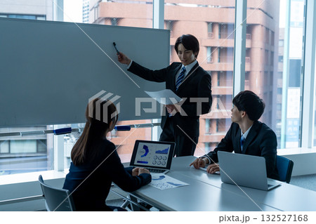打ち合わせする若いビジネスマン 打ち合わせする若いビジネスマン 132527168