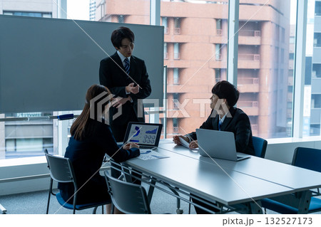 打ち合わせする若いビジネスマン 132527173