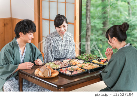 温泉旅館のご馳走を見る男女・家族・同僚・仲間（社員旅行） 132527194