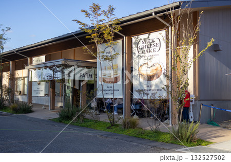 リニューアルオープンした牧場のショップの風景 132527502
